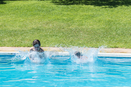 孩子们在室外游泳池里一起跳泵背景图片