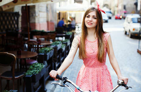 穿着粉色裙子的女孩骑自行车图片