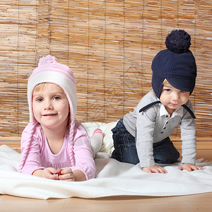孩子们穿着温暖的针织衣服图片