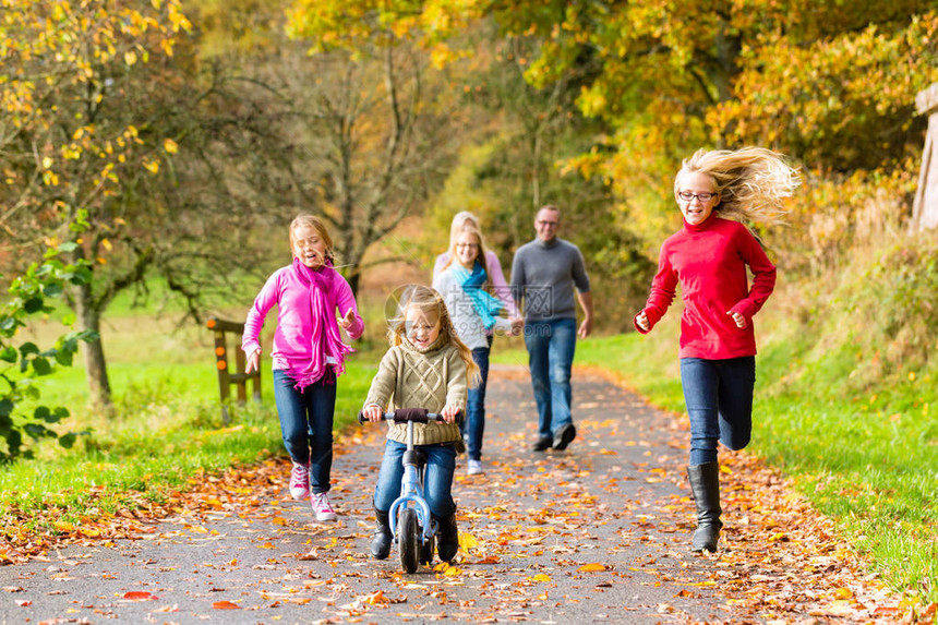 一家人在秋天的秋天森林里散步图片
