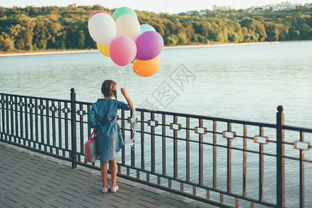 手拿气球的小女孩图片