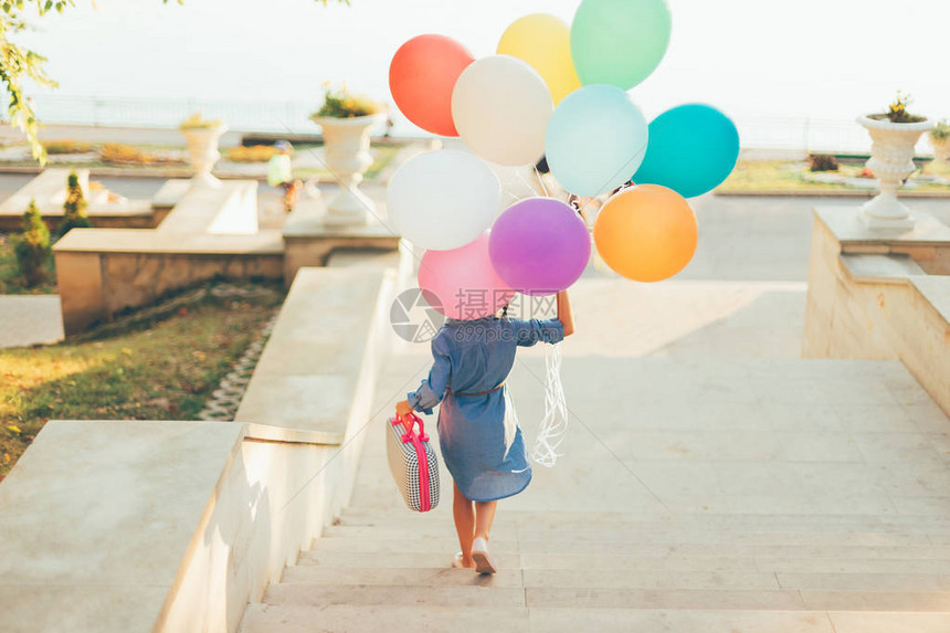 背着彩色气球的小女孩图片