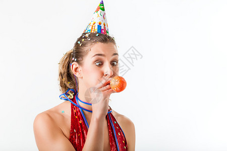 女人庆祝生日炸掉气球图片