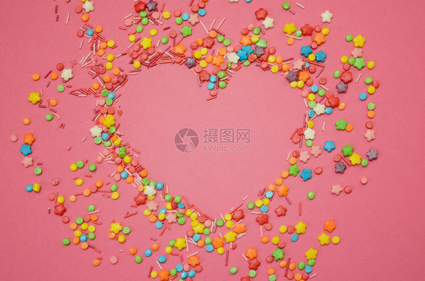 粉色纸上的多彩糖装饰图片