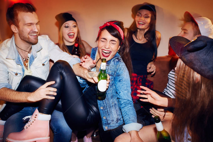 一群流行潮流的年轻人在深夜的Swag派对上喝醉图片