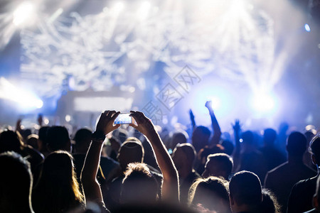 在音乐节上享受欢快的群众与手举起双手图片