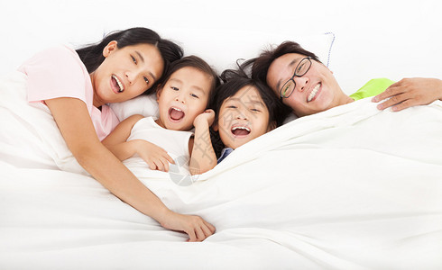 床上幸福的一家人图片