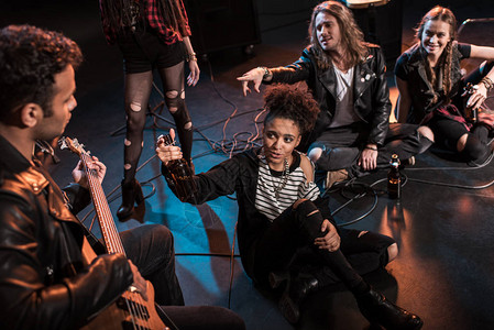 年轻的摇滚乐队和摇滚乐队在舞台上音图片