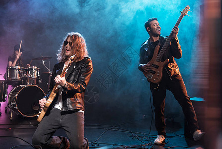 配有摇滚乐和摇滚乐队的电吉他手在舞台上演图片