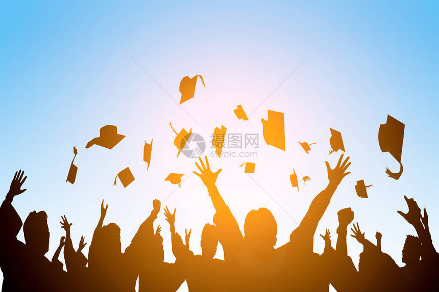 快乐的学生在空中扔毕业帽图片