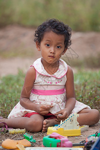 贫穷的亚洲儿童玩具图片