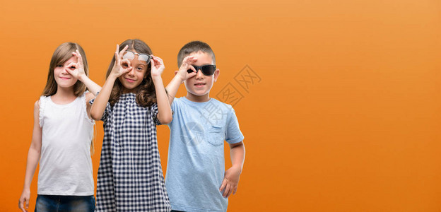一群男孩和女孩在橙色背景上长大图片
