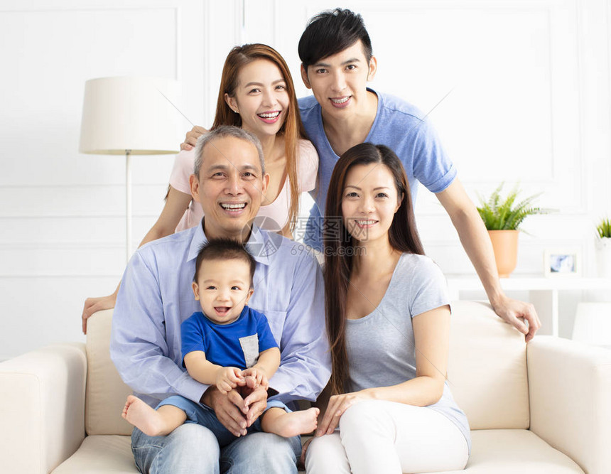 三代亚洲家庭的肖像图片