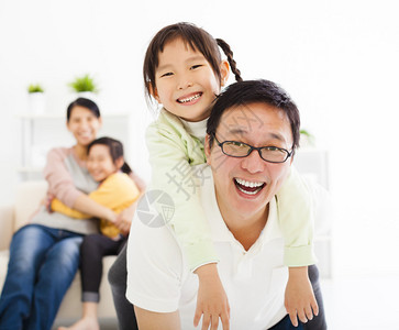 客厅里幸福的一家人图片