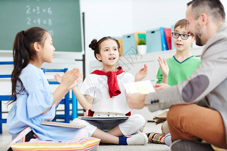 勤奋的中小学生一心意地学习押韵背景图片