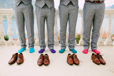 穿着多彩袜子的男人有趣的婚礼照片图片