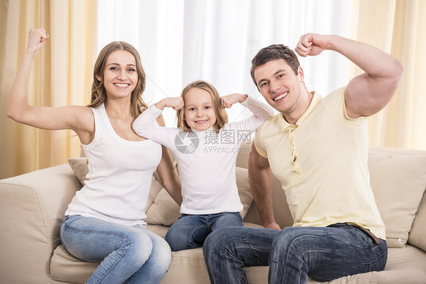 母亲父亲和女儿幸福家庭坐在图片