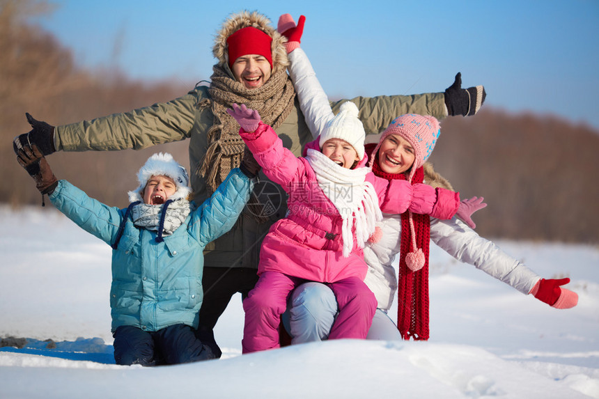 父母和孩子在冬天穿冬衣时快乐在图片