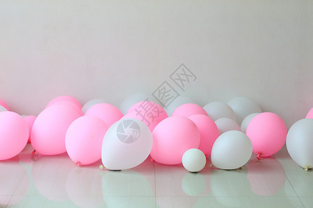 粉色和白色气球在地板上图片