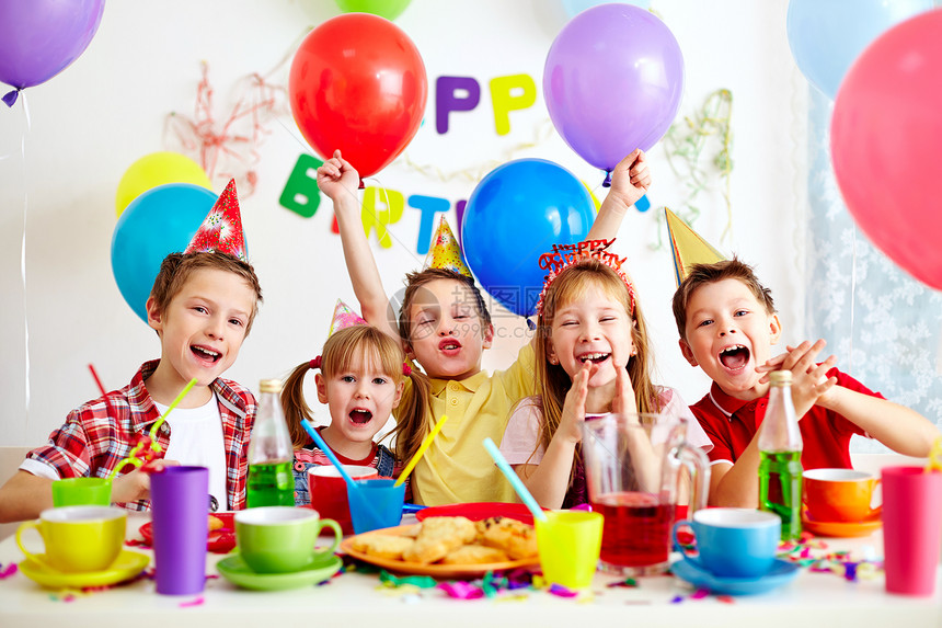 一群可爱的孩子在生日派图片