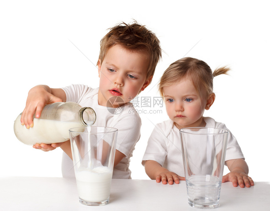 儿童喝牛奶孤立图片