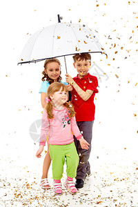 在雨伞下对聪明孩子的肖像与图片