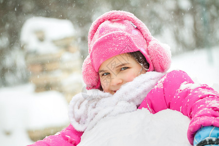 在冬装中快乐的孩子们在外边玩雪图片