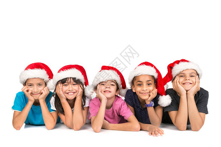 带着圣诞老人帽子的一群儿童以白图片