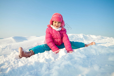 在冬装中快乐的孩子们在外边玩雪图片