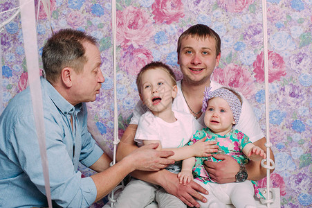 美的家庭肖像在工图片