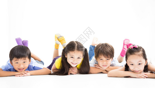 快乐的孩子们躺在地板上图片