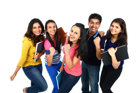欢笑的印度青年群体看着摄影机微笑和庆祝图片