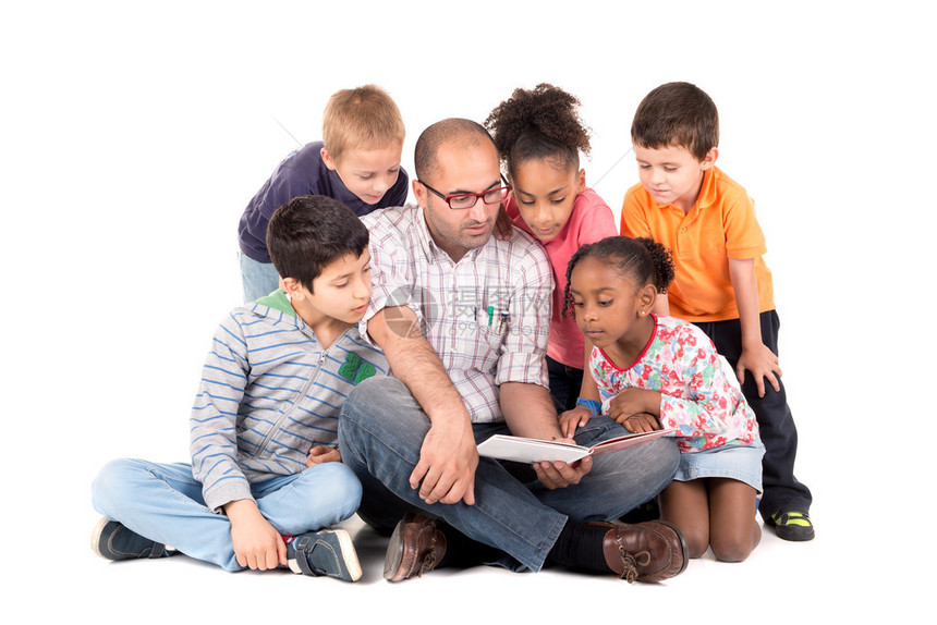 一群儿童与教师一起读着一个孤立图片