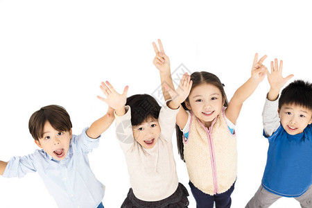 举起手来的一群快乐的孩子图片