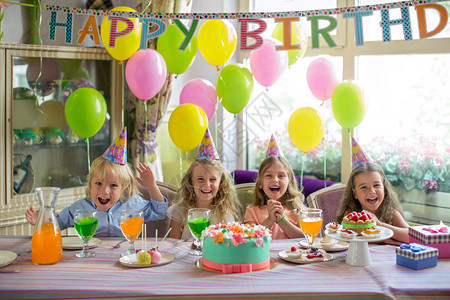 生日聚会上的小孩图片