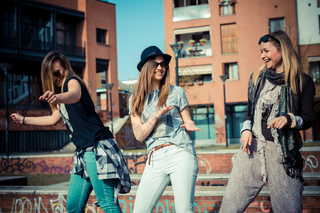三个女孩在城市户外跳舞图片