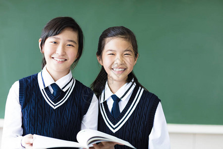 教室里微笑的少年学生女孩图片