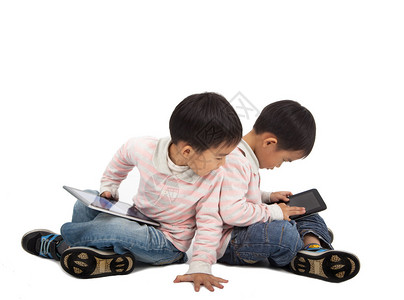 儿童使用平板电脑图片