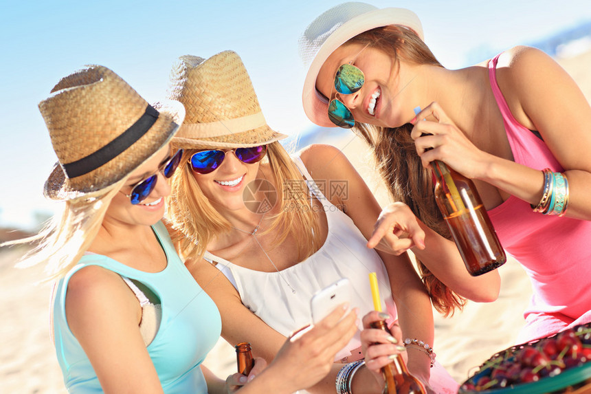 一张群朋友在海滩上喝啤酒和图片