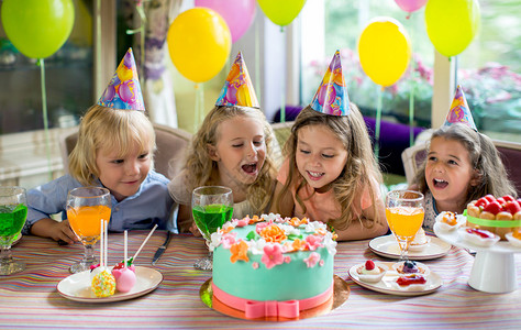 生日聚会上快乐的孩子图片
