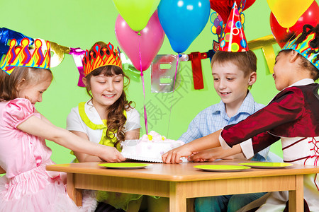 孩子们为生日蛋糕而欢笑着为图片