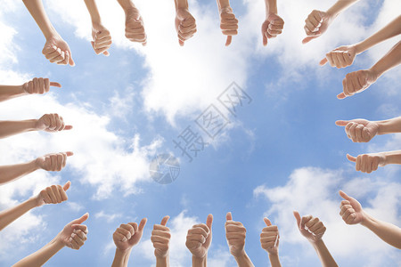 云背景上竖起大拇指的一组图片