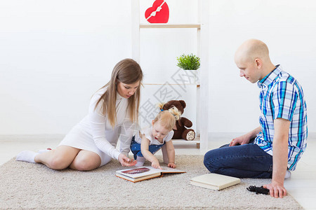 幸福的家庭母亲父亲和他们的孩子在家里的客厅里在一起儿童和蹒图片