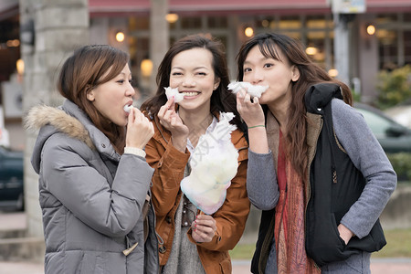 快乐的亚洲女青年在户外和朋友图片