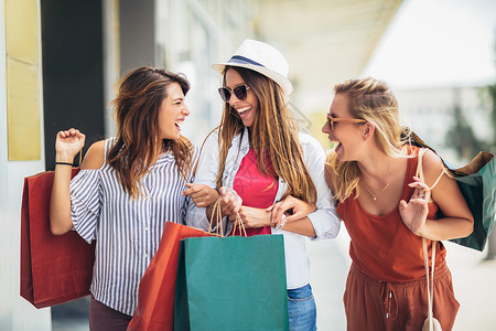 女人们购物旅游图片