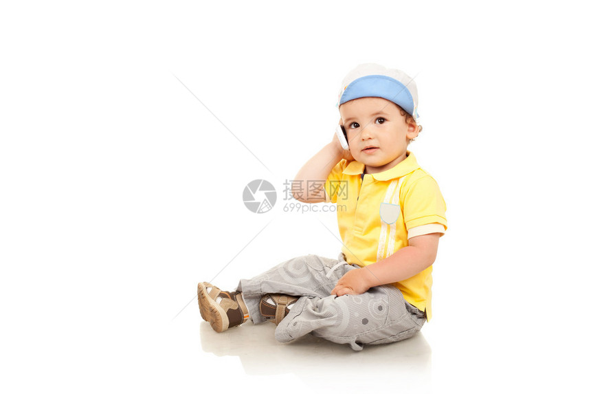小男孩坐在手机上聊天图片