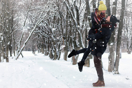 冬天走在路上的年轻夫妇图片