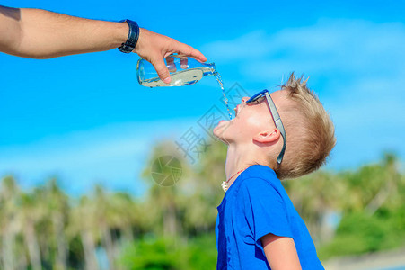 在沙漠热带上喝水的太阳镜里长着口渴的英图片