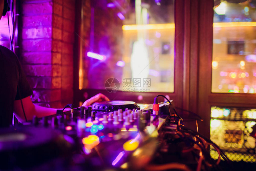 男人DJ玩音乐俱部图片