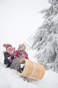 白雪皑的森林雪橇上的女孩图片